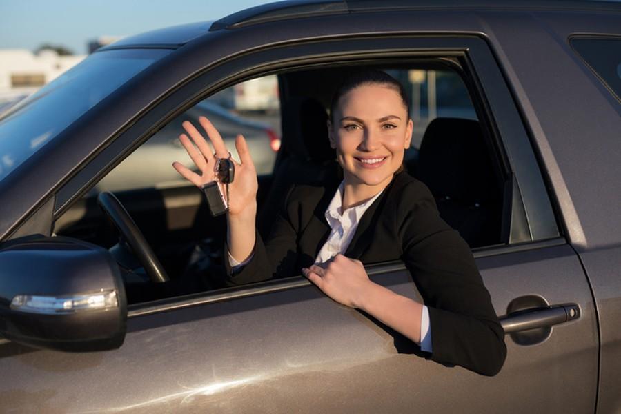 Kobieta w samochodzie trzyma kluczyki